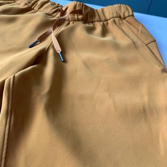 Lululemon On The Fly (woven) pants. Size 4, 7/8 length. - Picture 6 of 8